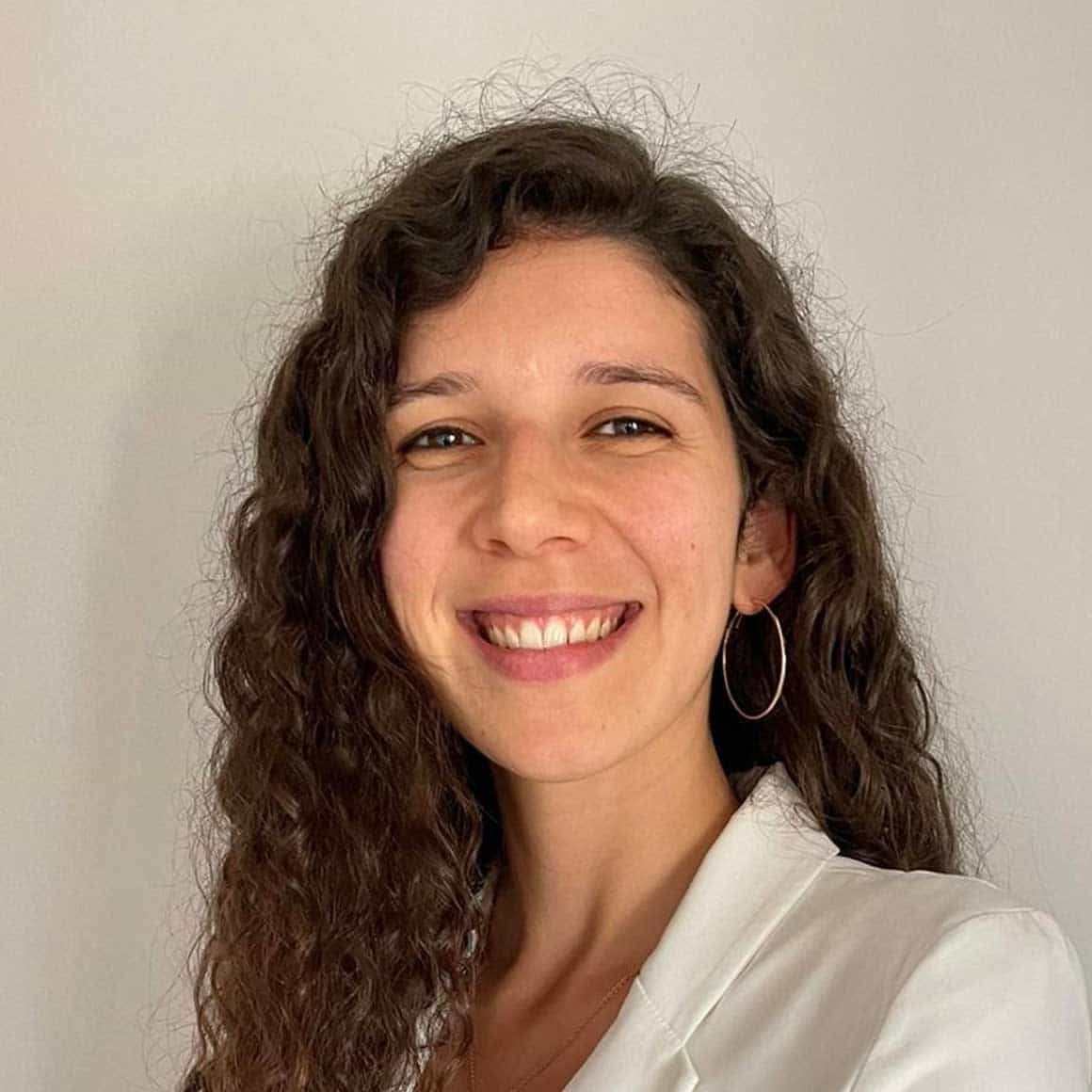 Headshot Adriana Carvalho